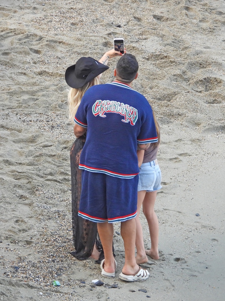 Wanda Nara’s Effortless Glamour: Beach Day Perfection in Portofino