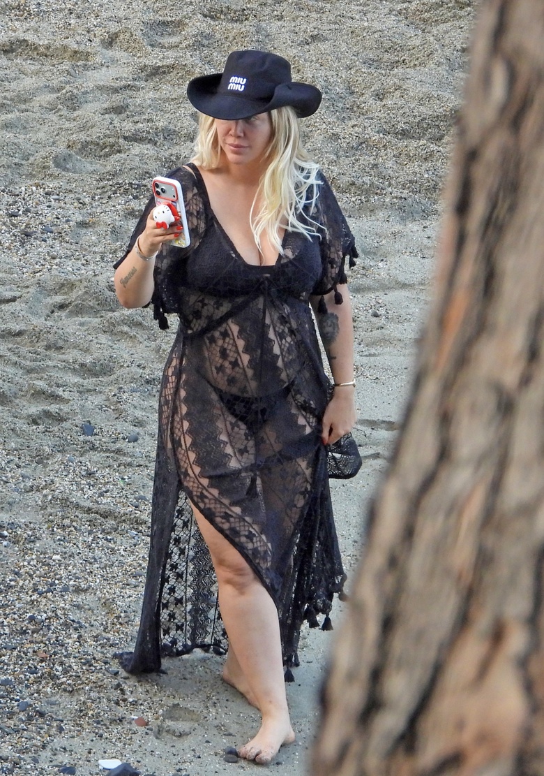 Wanda Nara’s Effortless Glamour: Beach Day Perfection in Portofino
