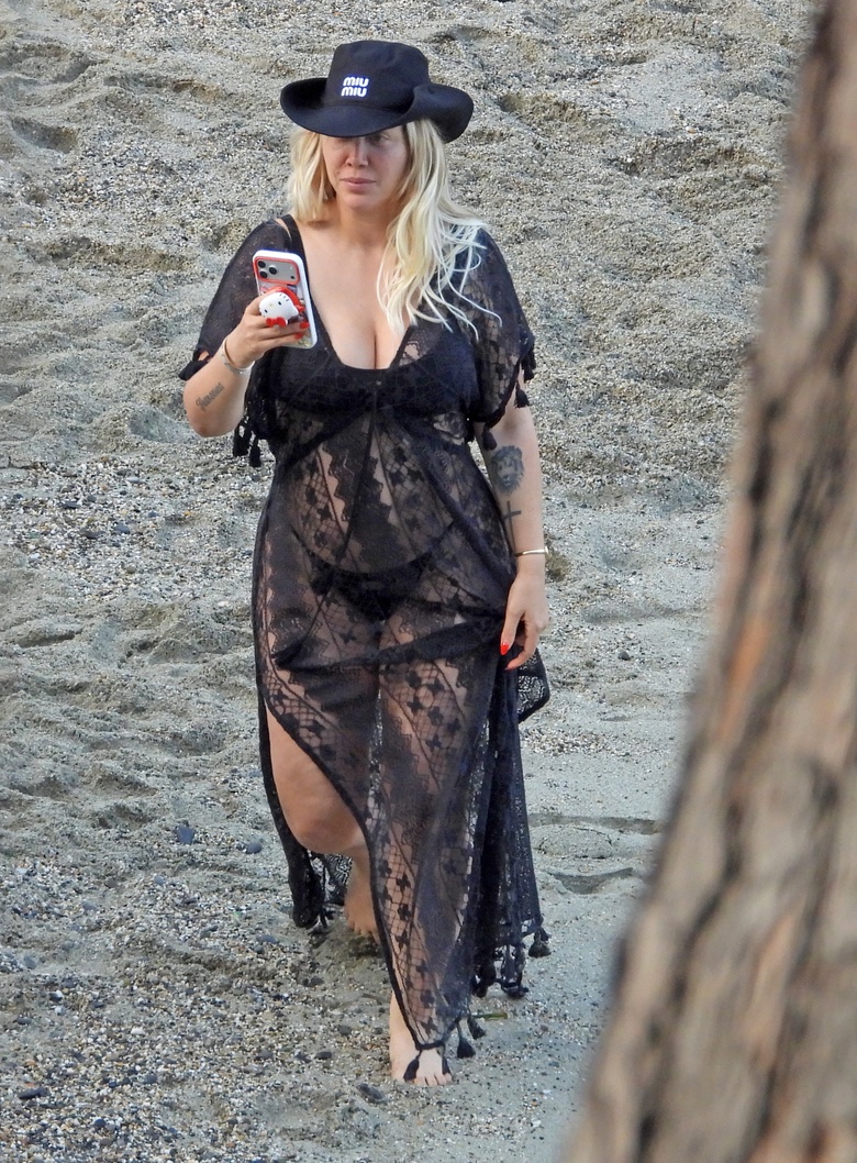 Wanda Nara’s Effortless Glamour: Beach Day Perfection in Portofino