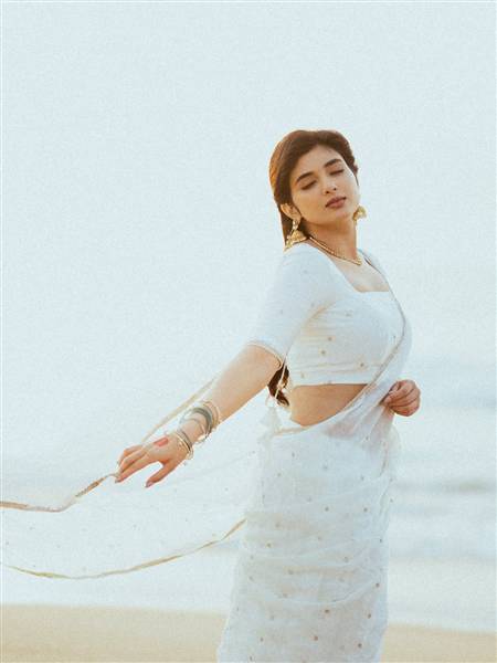 Pragya Nagra Glows in Stunning Autumnal Elegance