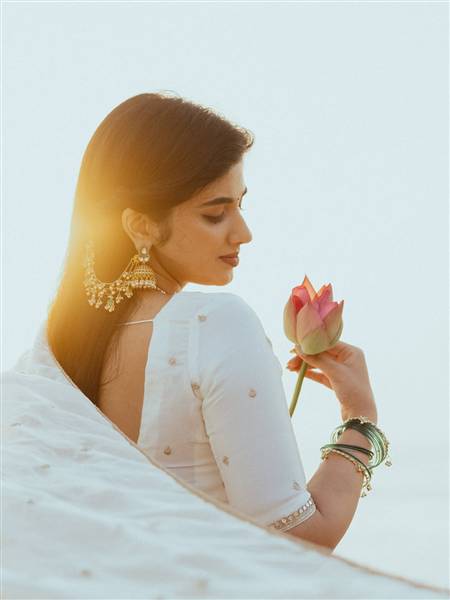 Pragya Nagra Glows in Stunning Autumnal Elegance