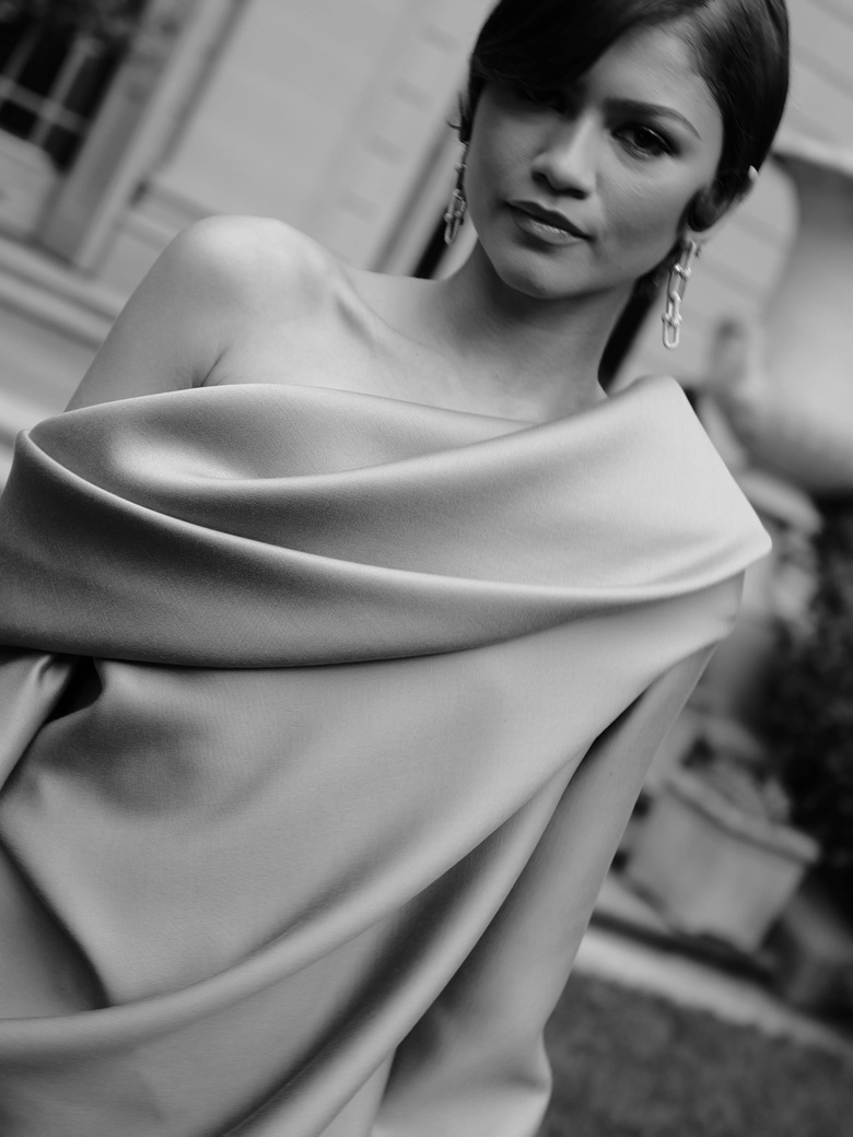 Zendaya Shines in Stunning Red Carpet Ensemble